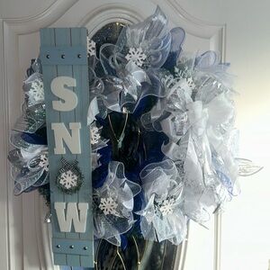 - Evergreen and blue mesh SNOW wreath. NEW